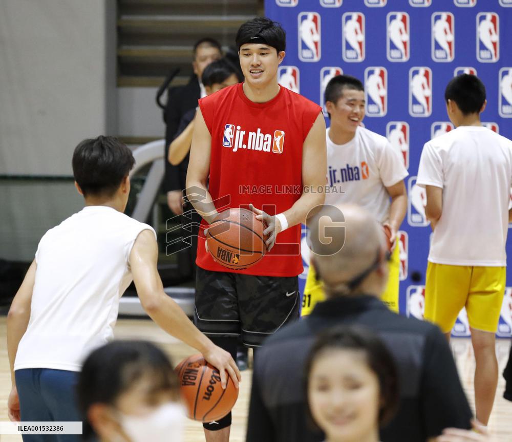 Basketball: Suns' Watanabe attends basketball clinic