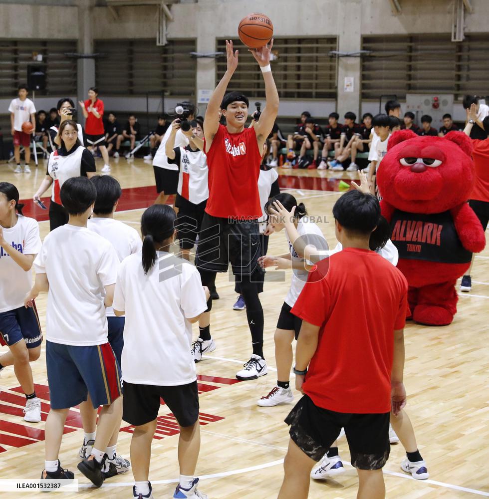 Basketball: Suns' Watanabe attends basketball clinic