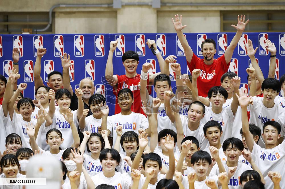 Basketball: Suns' Watanabe attends basketball clinic