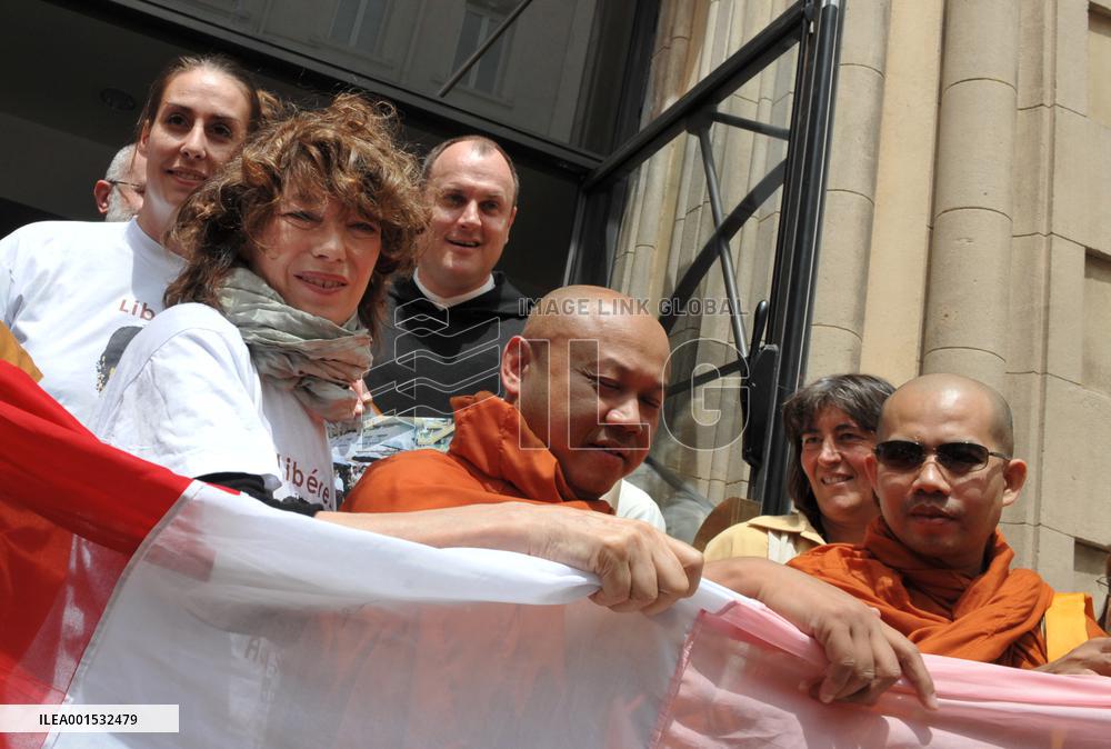 Jane Birkin and Burmese Monks Gather in Cannes For Peaceful Protest