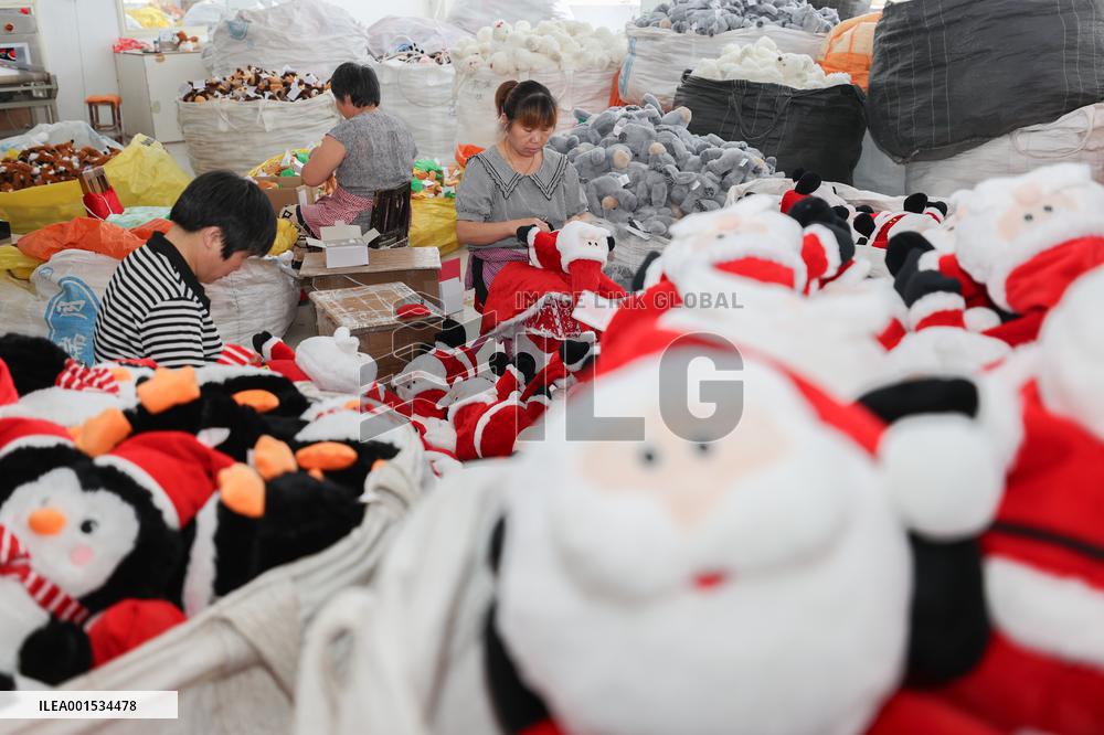Christmas Production And Sales Enter Peak Season