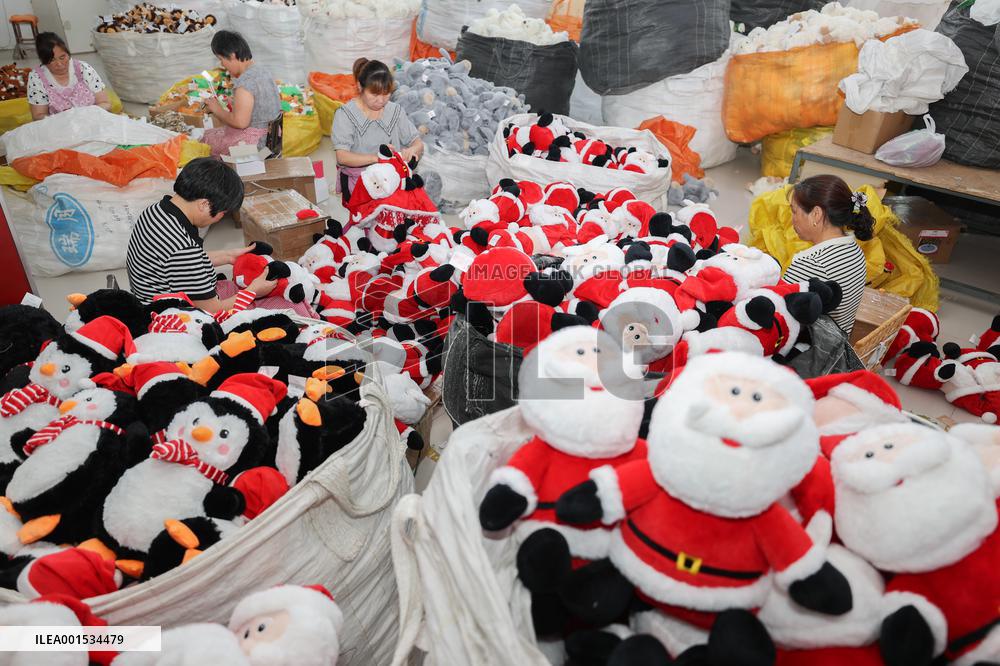 Christmas Production And Sales Enter Peak Season