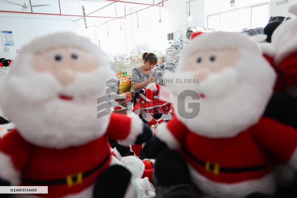 Christmas Production And Sales Enter Peak Season