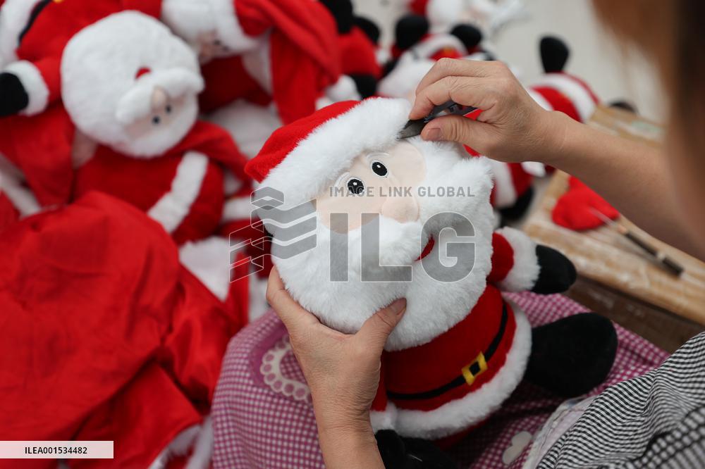 Christmas Production And Sales Enter Peak Season
