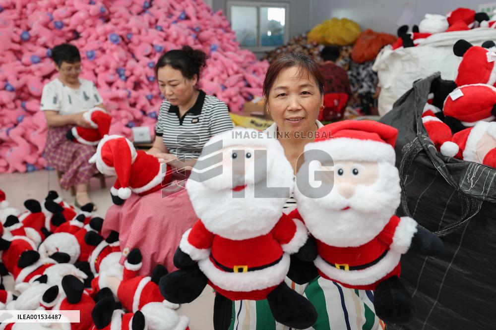 Christmas Production And Sales Enter Peak Season