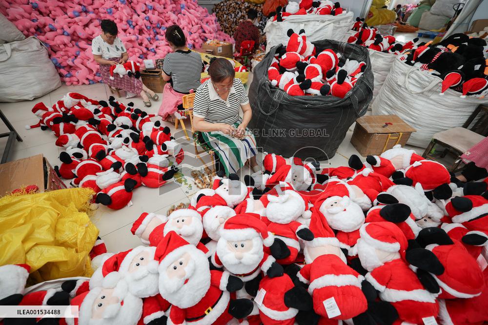 Christmas Production And Sales Enter Peak Season