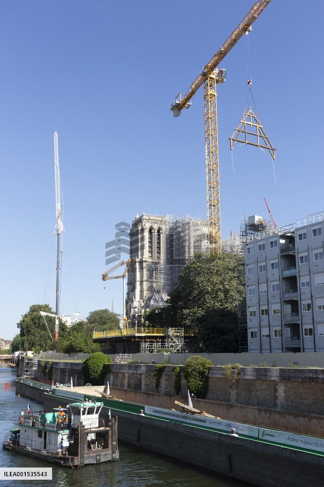 Firsts trusses delivered to Notre Dame by a barge cruises along the Seine - Paris