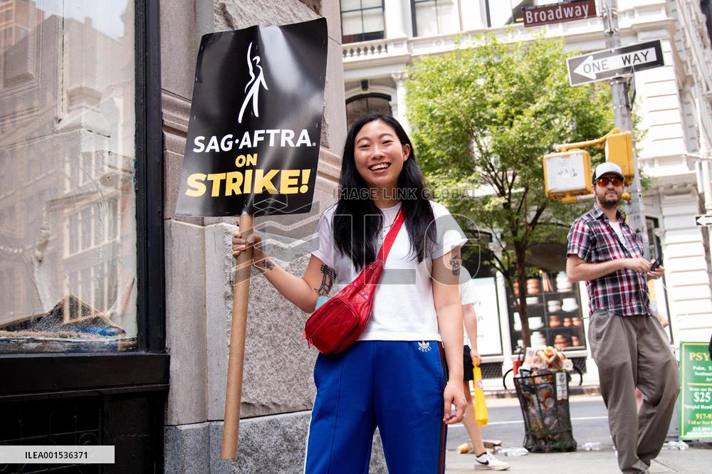 SAG-AFTRA Strikers At Netflix HQ - NYC