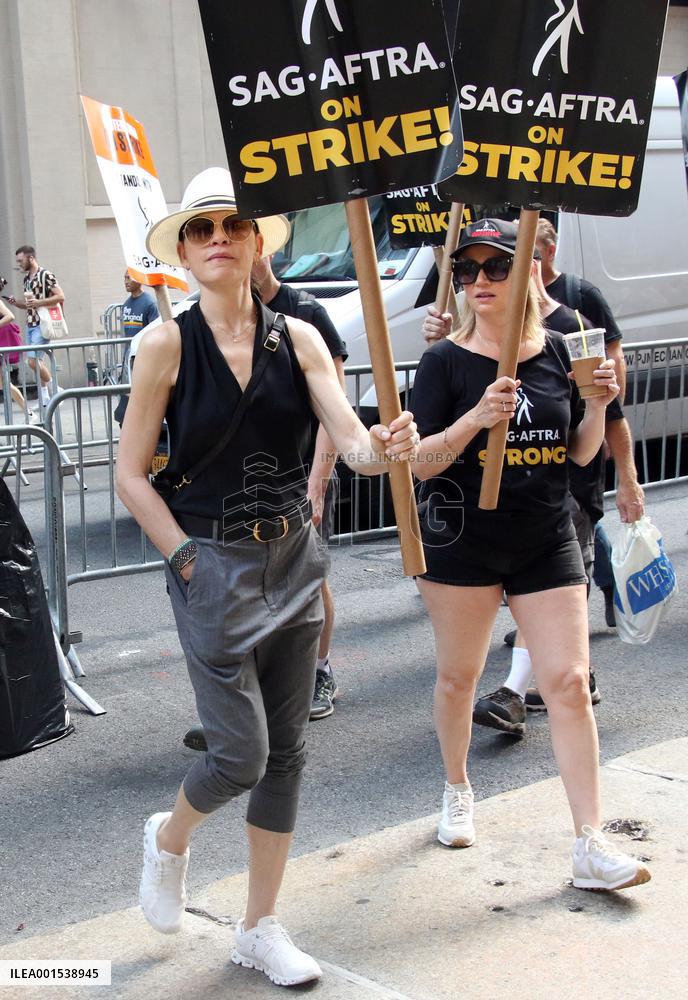 Susan Sarandon And Julianna Margulies At The Sag Actors Strike - NYC