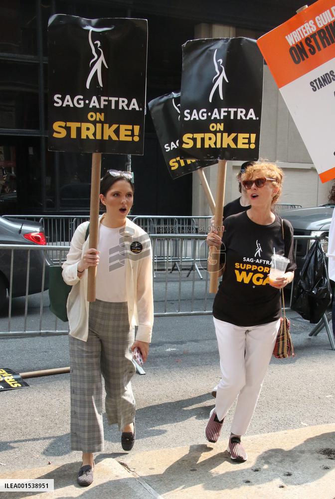 Susan Sarandon And Julianna Margulies At The Sag Actors Strike - NYC