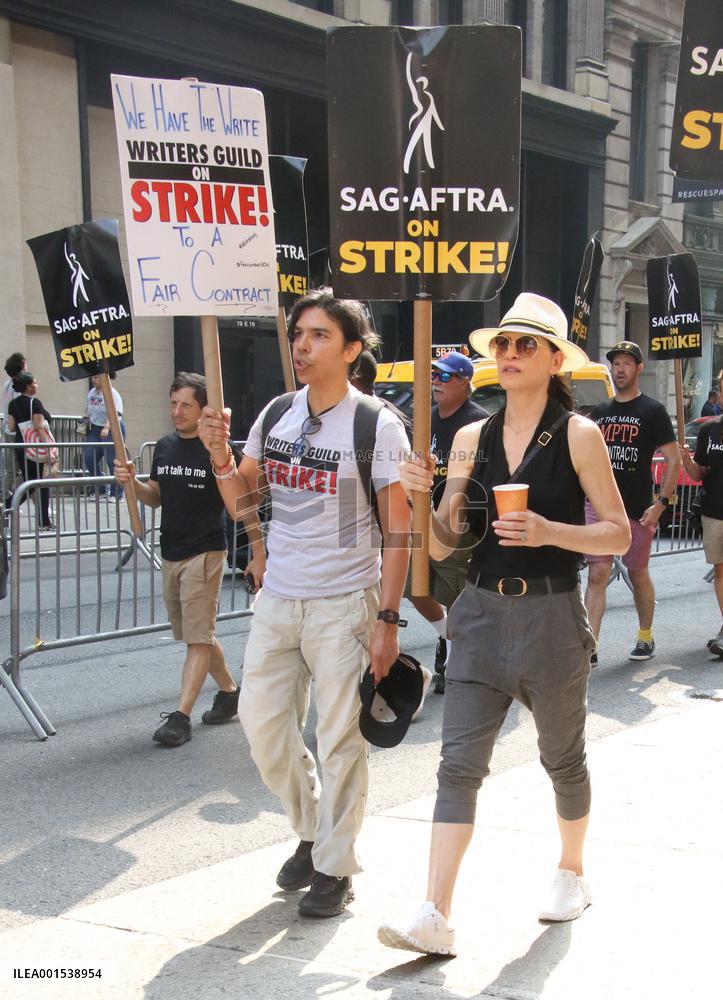 Susan Sarandon And Julianna Margulies At The Sag Actors Strike - NYC