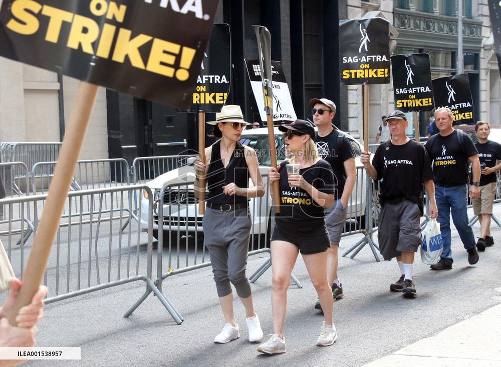 Susan Sarandon And Julianna Margulies At The Sag Actors Strike - NYC