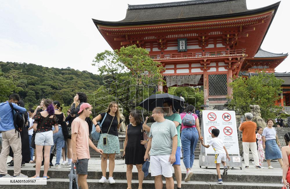 Travelers to Japan top 10 mil. in Jan.-June