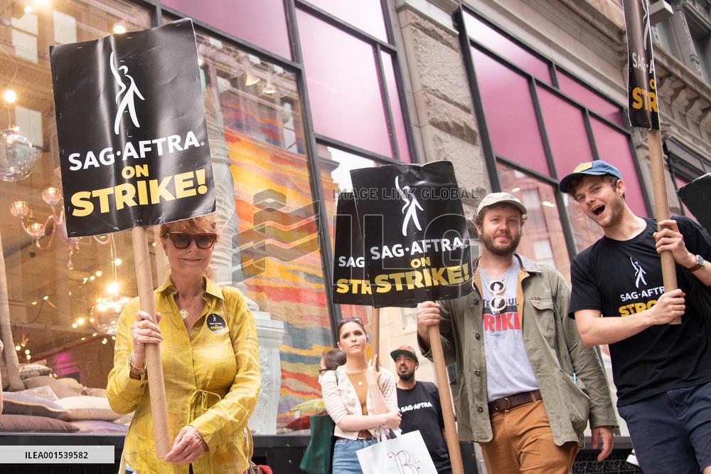 SAG-AFTRA Members Join The Picket Line In New York City