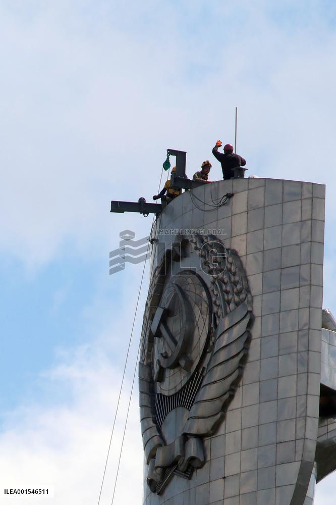 Dismantling of Soviet coat of arms on Motherland monument begins in Kyiv