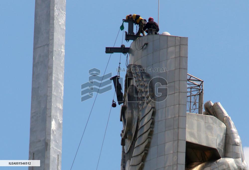 Dismantling of Soviet coat of arms on Motherland monument begins in Kyiv