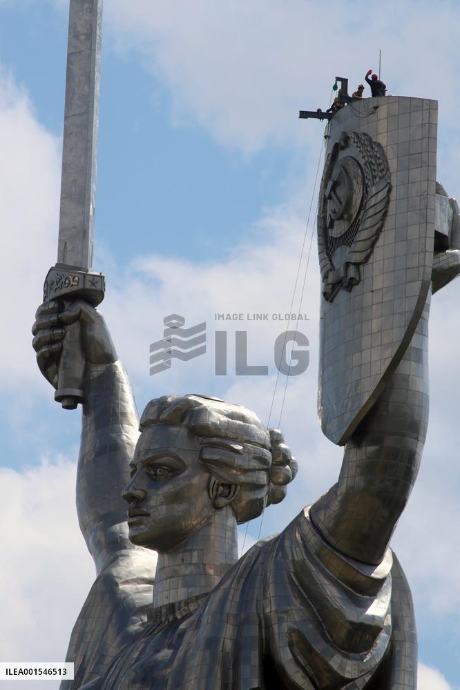 Dismantling of Soviet coat of arms on Motherland monument begins in Kyiv
