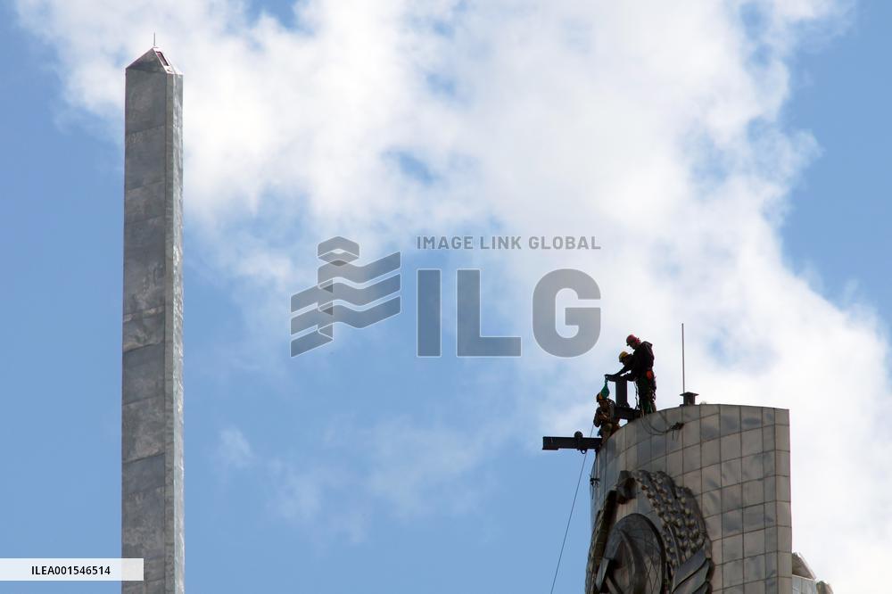 Dismantling of Soviet coat of arms on Motherland monument begins in Kyiv