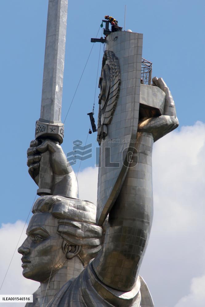 Dismantling of Soviet coat of arms on Motherland monument begins in Kyiv