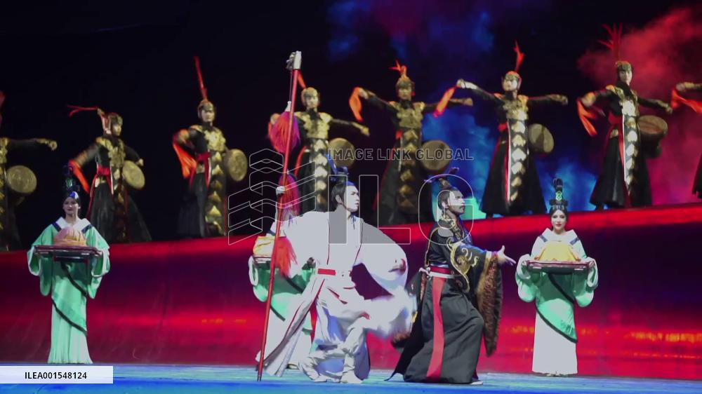 Int'l dancers amazed by cultural atmosphere in China's Xinjiang