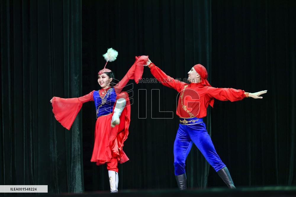 CHINA-XINJIANG-KAZAKHSTAN-SONG AND DANCE PARTY-"AFFLUENT HOMETOWN" (CN)