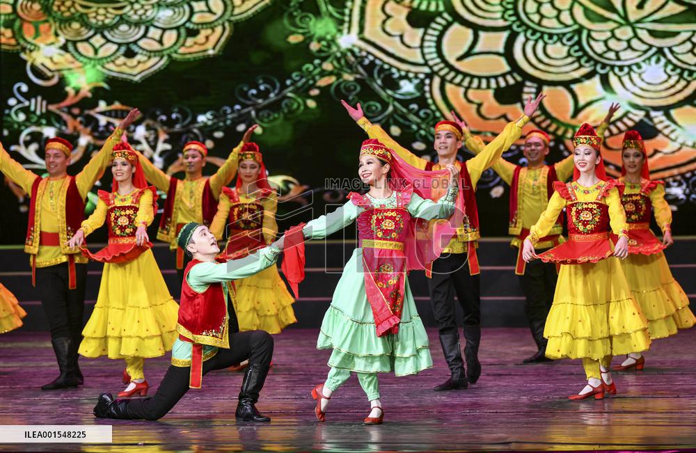 CHINA-XINJIANG-KAZAKHSTAN-SONG AND DANCE PARTY-"AFFLUENT HOMETOWN" (CN)