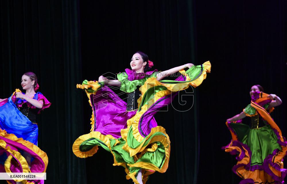 CHINA-XINJIANG-KAZAKHSTAN-SONG AND DANCE PARTY-"AFFLUENT HOMETOWN" (CN)