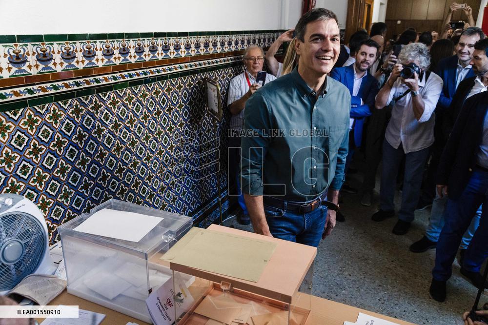 Pedro Sanchez votes for the general elections - Madrid