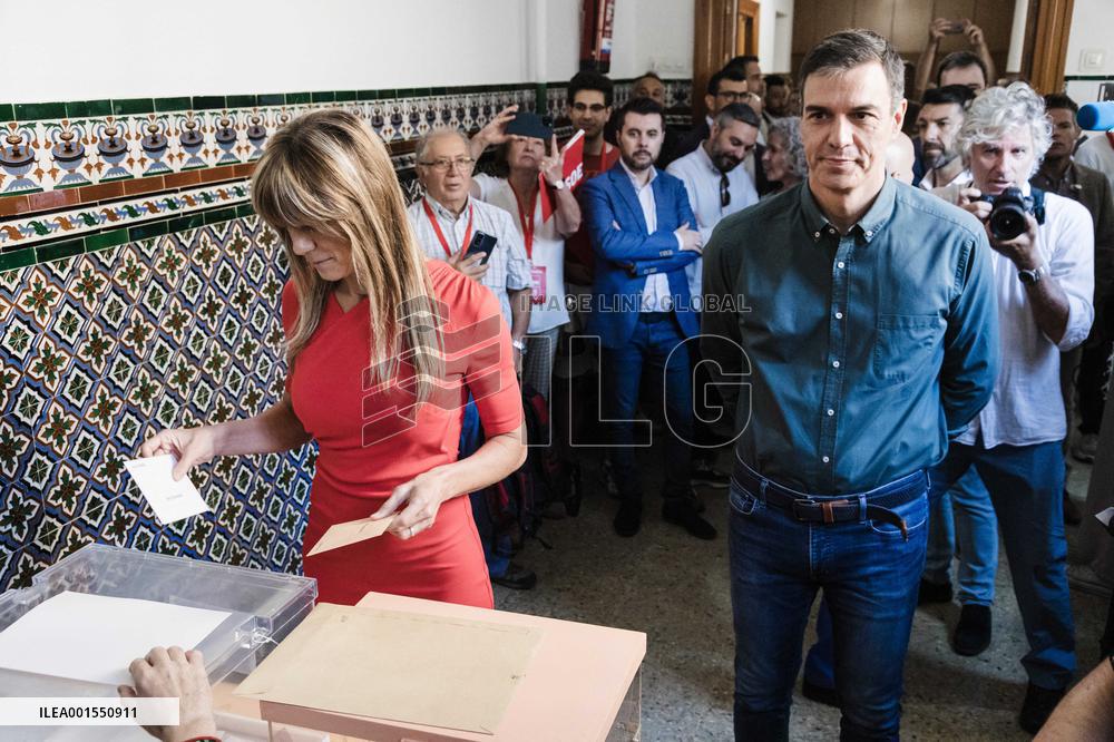 Pedro Sanchez votes for the general elections - Madrid