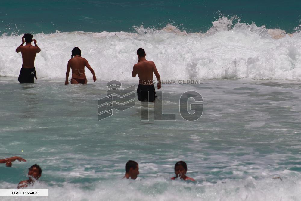 Cancun Continues Its Battle Against Sargassum - Mexico