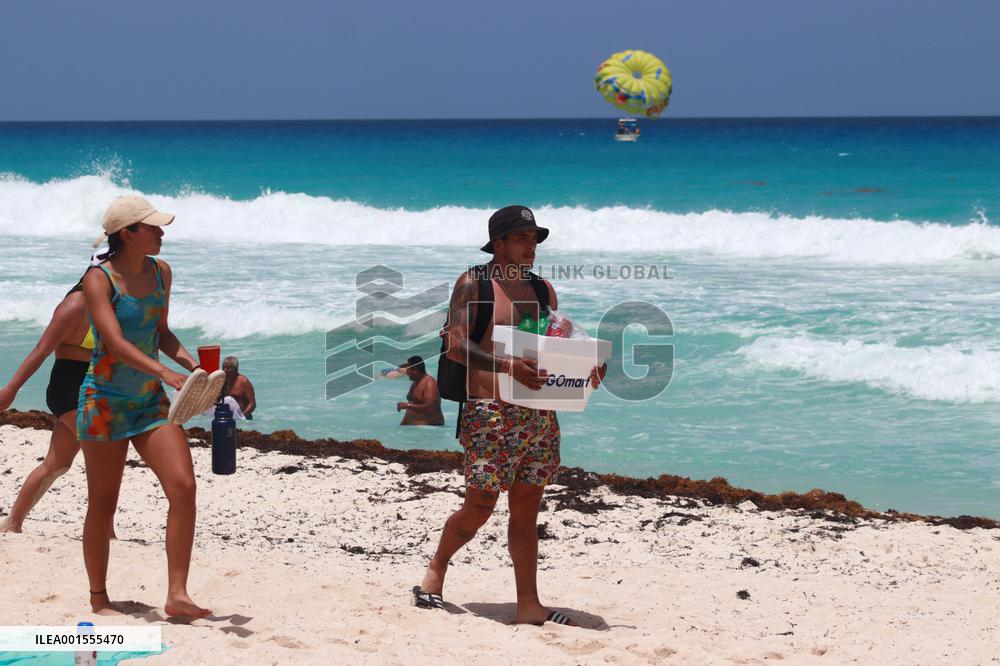 Cancun Continues Its Battle Against Sargassum - Mexico