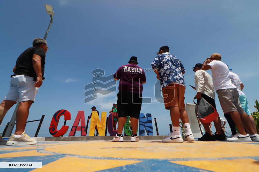 Cancun Continues Its Battle Against Sargassum - Mexico