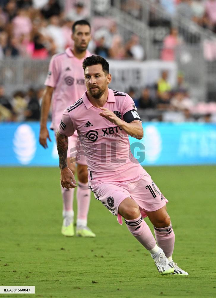 Lionel Messi playing in the League's Cup match against Atlanta United