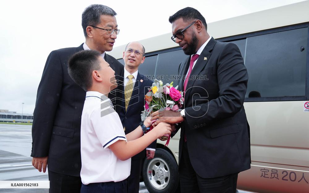 (Chengdu Universiade) CHINA-SICHUAN-CHENGDU-GUYANESE PRESIDENT-ARRIVAL (CN)