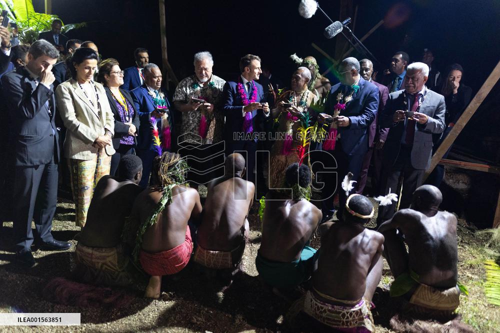 Macron at the Melanesian art Festival - Vanuatu