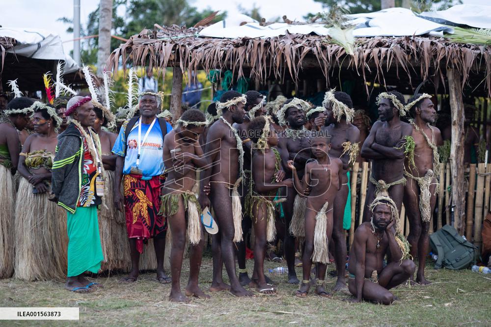 Macron at the Melanesian art Festival - Vanuatu