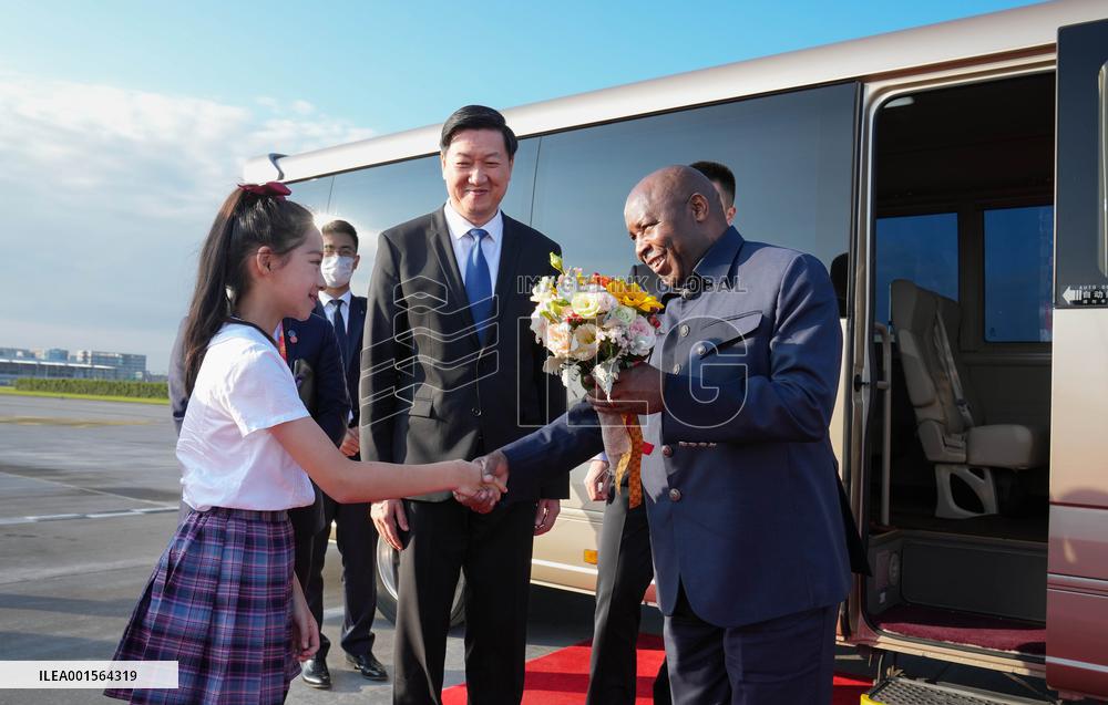 (Chengdu Universiade) CHINA-SICHUAN-CHENGDU-BURUNDIAN PRESIDENT-ARRIVAL (CN)