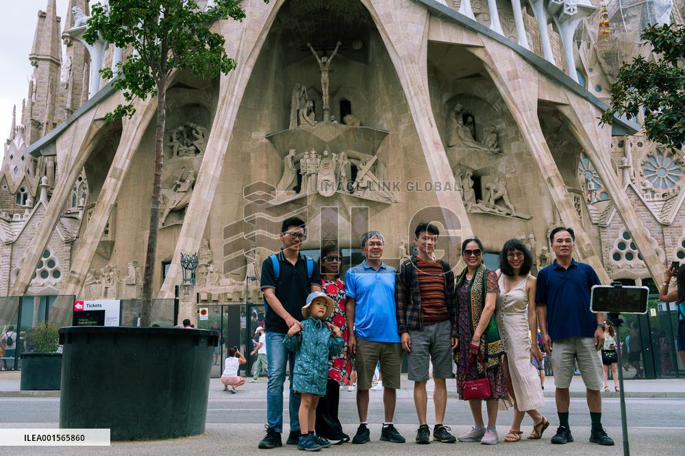 SPAIN-BARCELONA-CHINESE TOURISTS-RETURN