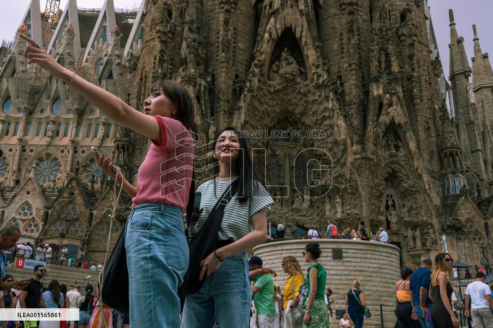 SPAIN-BARCELONA-CHINESE TOURISTS-RETURN