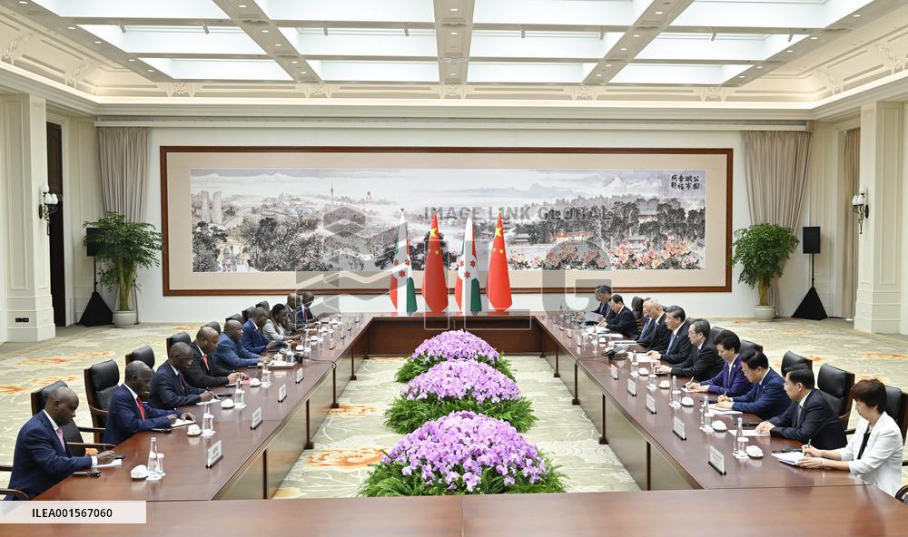 (Chengdu Universiade) CHINA-SICHUAN-CHENGDU-XI JINPING-BURUNDIAN PRESIDENT-MEETING (CN)