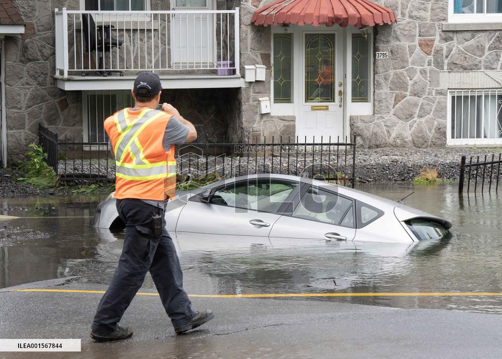A Water Main Broke Flooding Several Blocks - Montreal