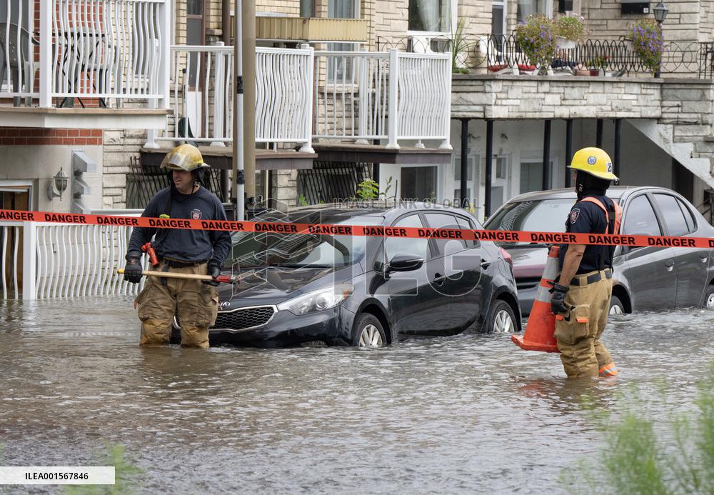 A Water Main Broke Flooding Several Blocks - Montreal