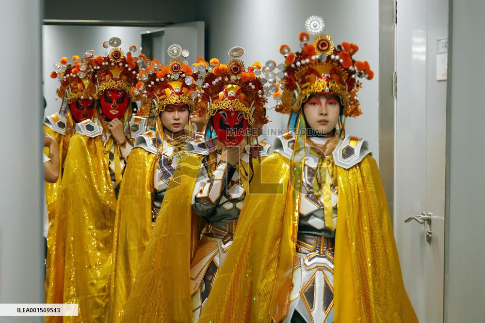 (Chengdu Universiade)CHINA-SICHUAN-CHENGDU-WORLD UNIVERSITY GAMES-OPENING CEREMONY-BEHIND THE SCENES-FACE CHANGING...