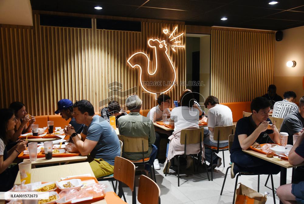 Popeyes Opens 2nd Restaurant - Paris
