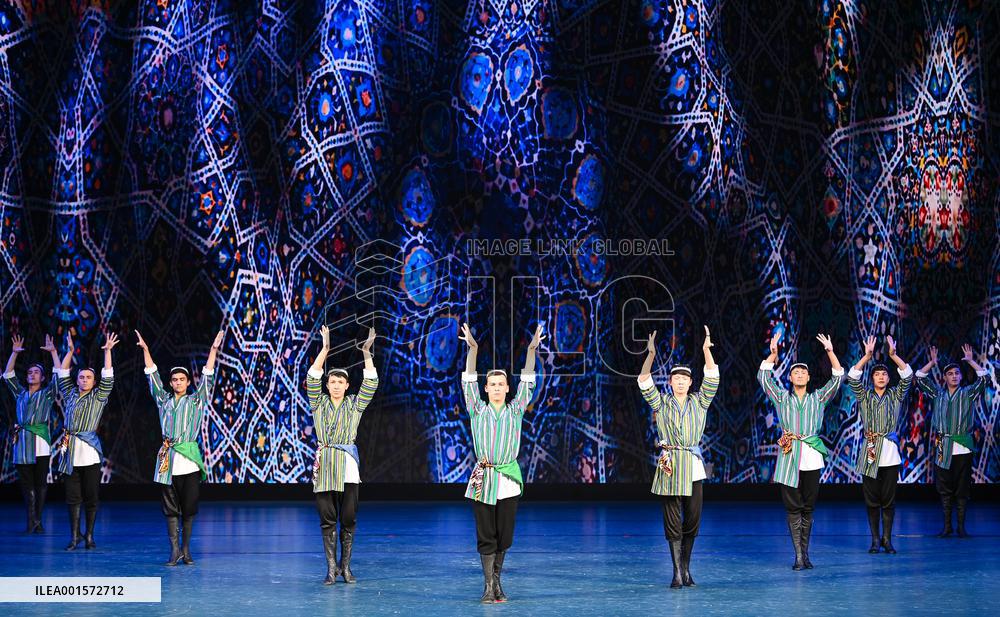 Xinhua Headlines: Global dancers revel in enchanting Xinjiang