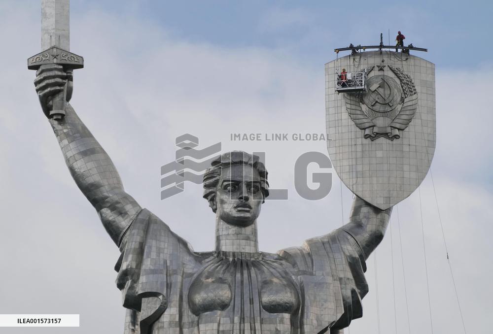 Soviet emblem on Kyiv monument removed