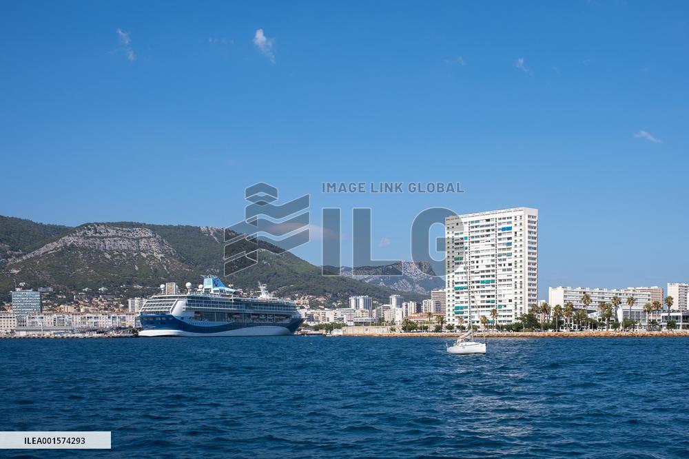 Cruise Liner Tui Discovery 2 In Toulon