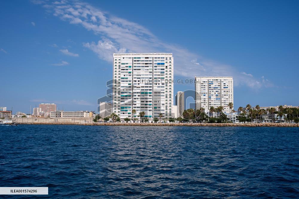 Cruise Liner Tui Discovery 2 In Toulon