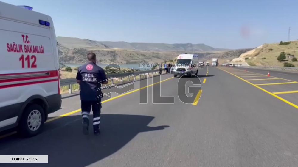 7 killed, 23 injured in passenger bus accident in E. Türkiye