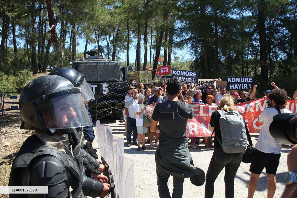 Protesters Occupy Forest To Stop Coal Mine Expansion - Turkey